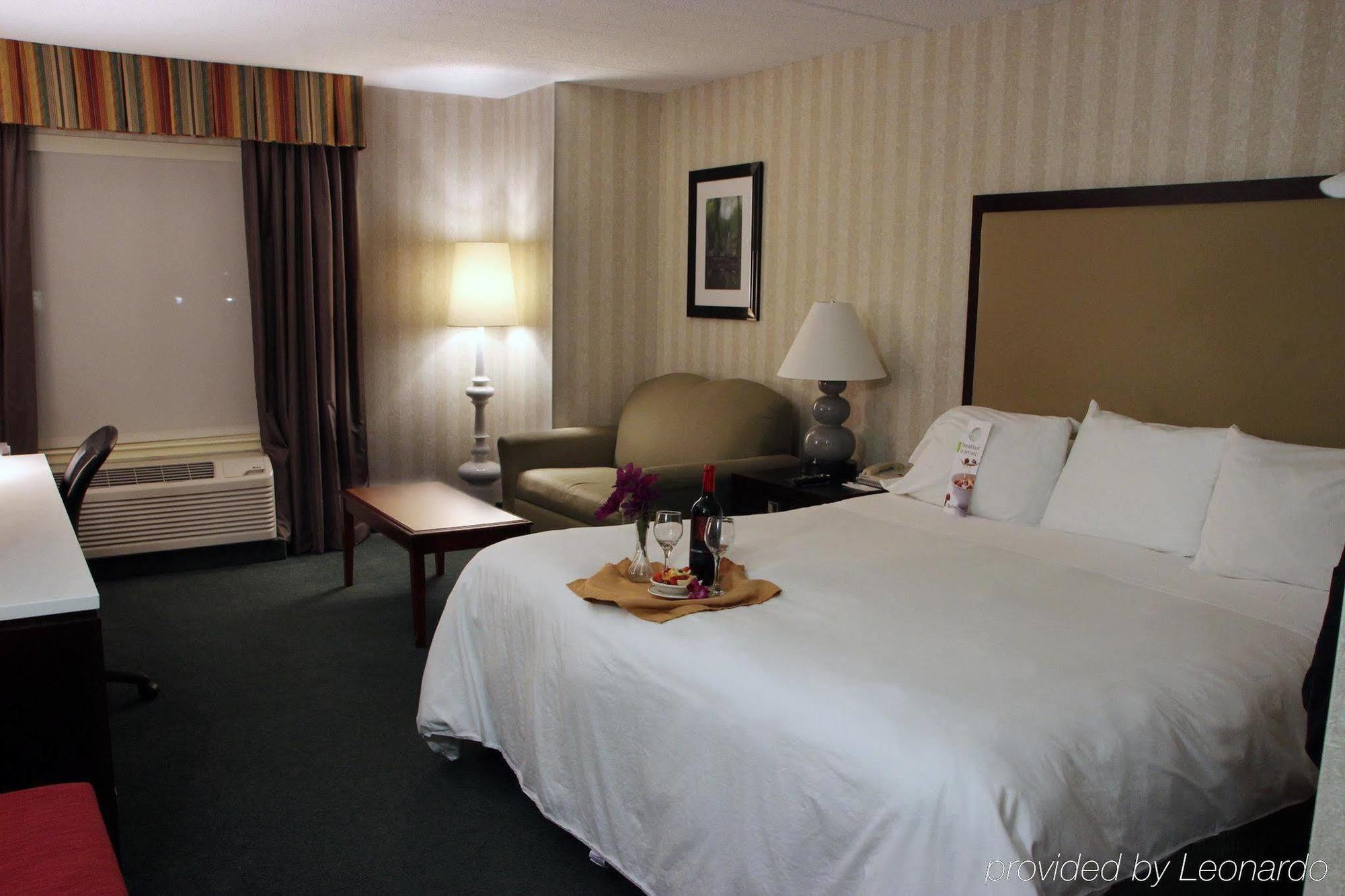 Radisson Hotel And Suites Chelmsford-Lowell ภายนอก รูปภาพ